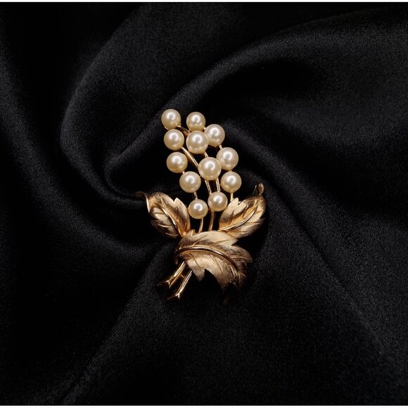 Vintage 1960s Trifari Signed Gold-Tone Brooch With Faux Pearl Floral Design - Picture 2 of 5